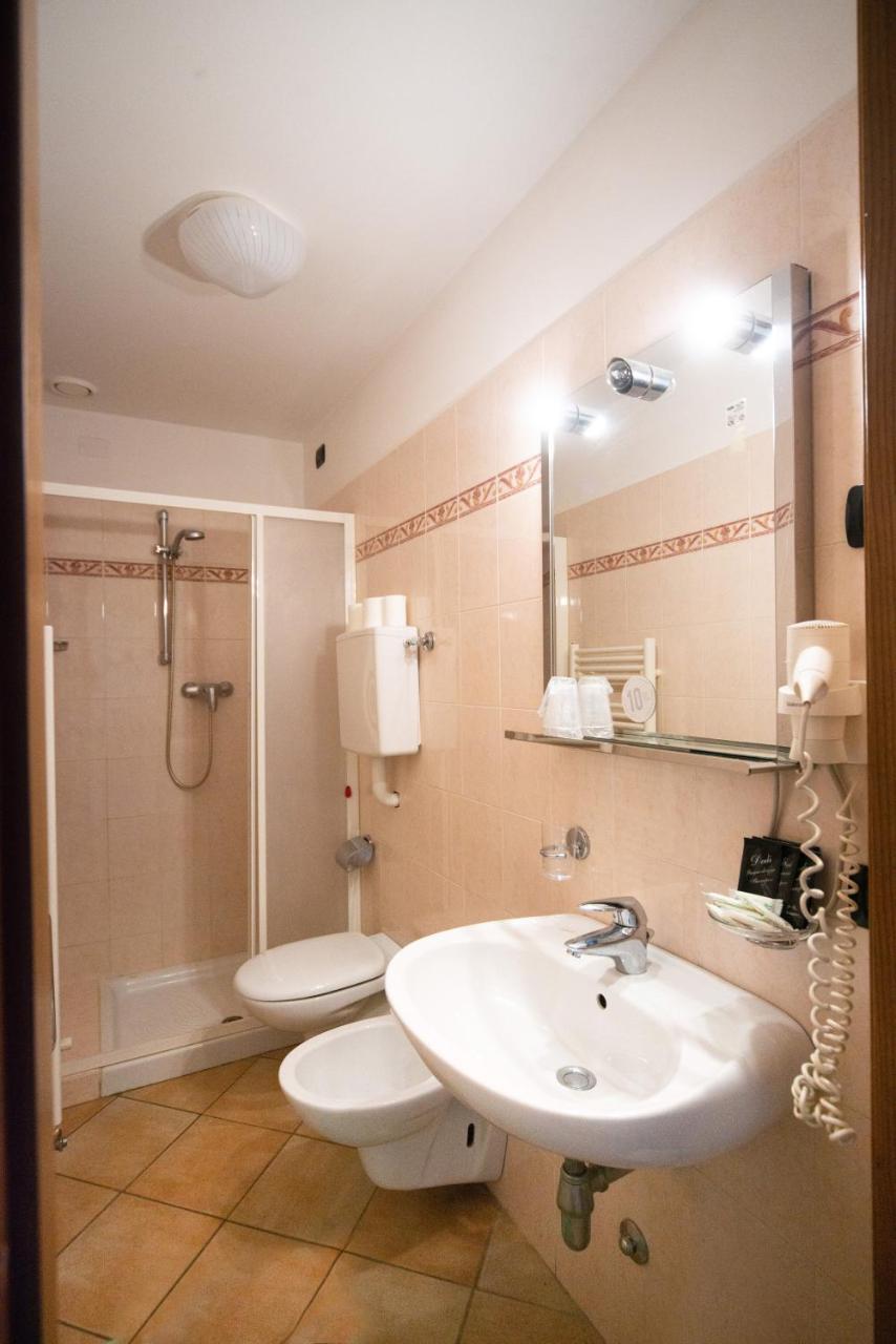 Albergo Al Platano Caprino Veronese Exterior foto